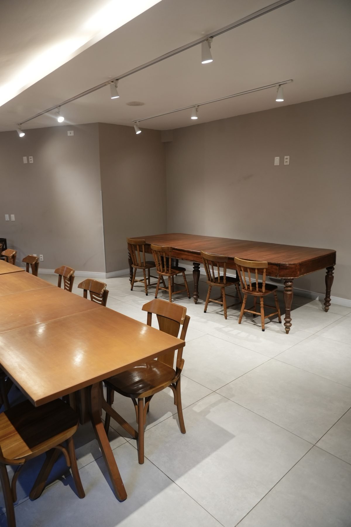 Espaço montado em formato de sala para treinamento e workshop corporativo em Fortaleza, com mesas alinhadas e ar-condicionado