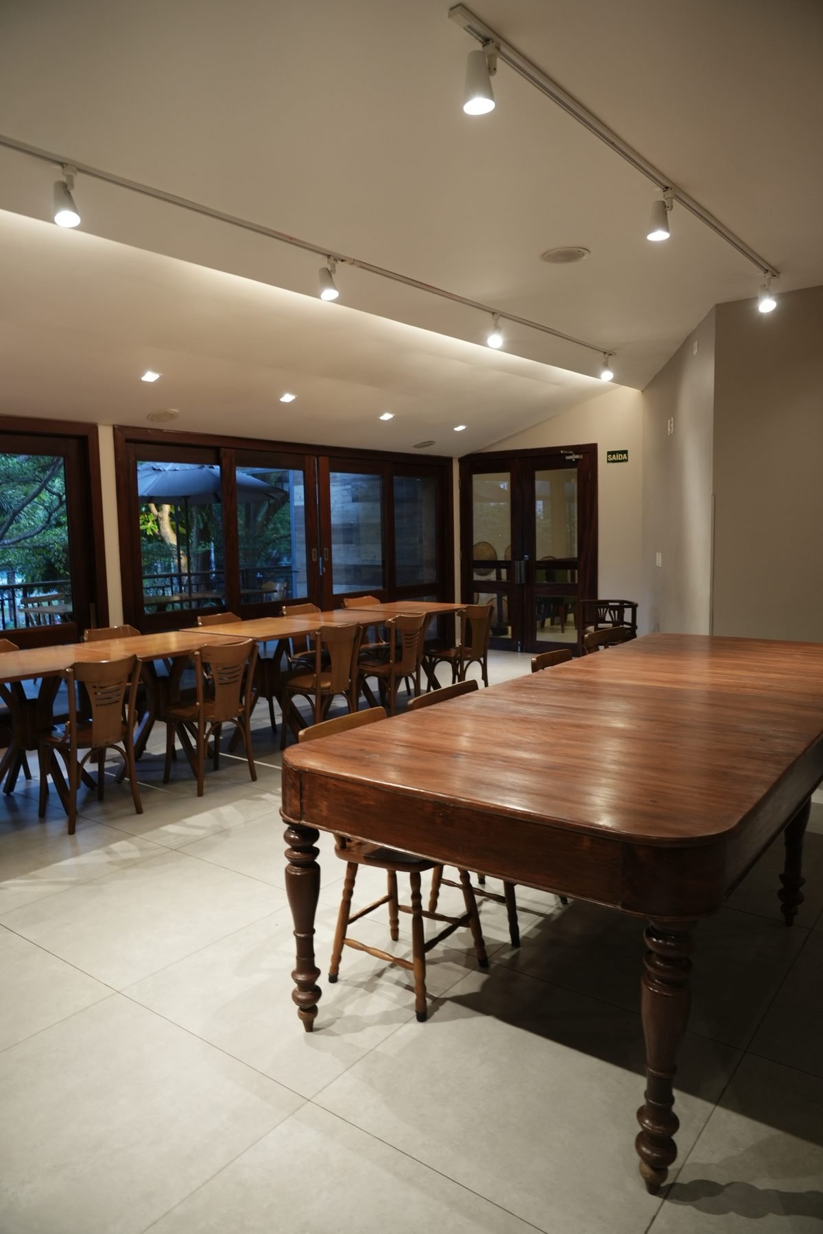 Mesa longa de madeira posta para reunião de diretoria no espaço para eventos corporativos do Terrazo, no Cocó