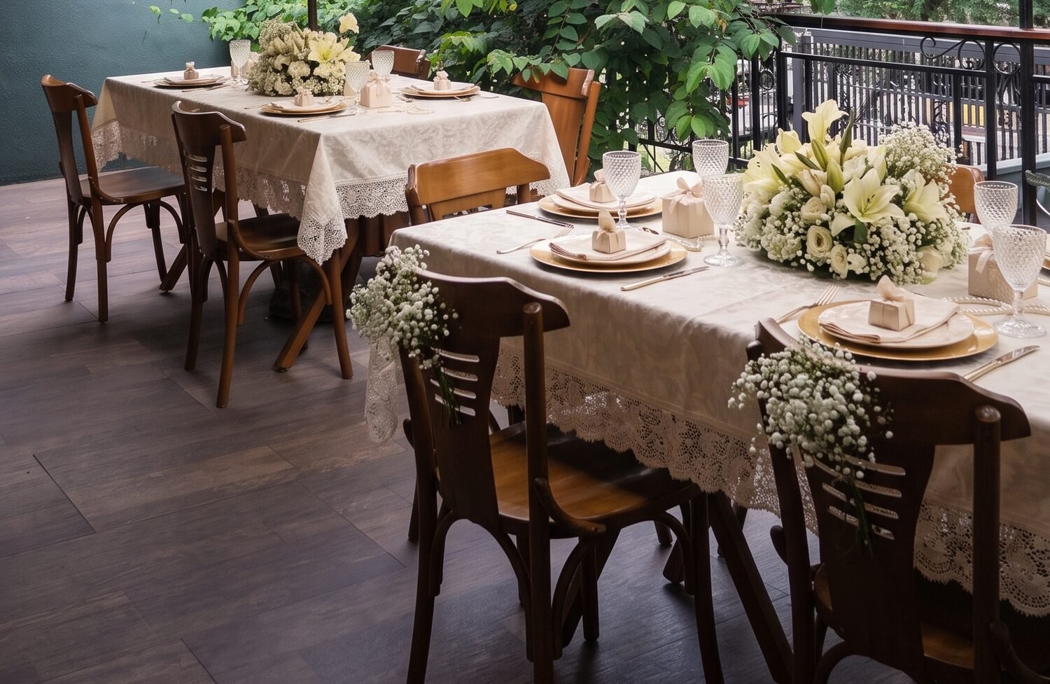 Mesas montadas na varanda do Terrazo sob guarda-sóis, com vista arborizada, espaço para eventos em Fortaleza, no Cocó