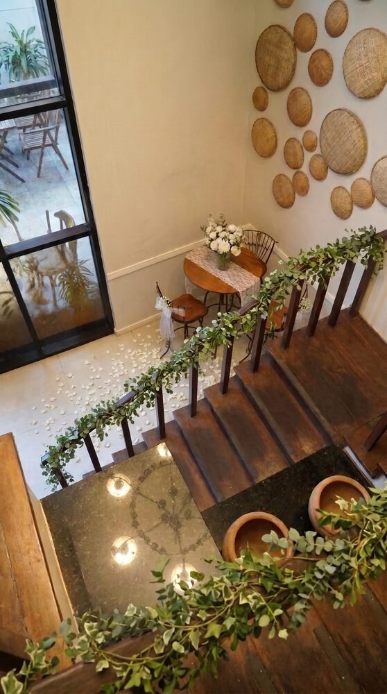 Escadaria de entrada do Terrazo decorada com folhagem e pétalas, vista de cima, Fortaleza